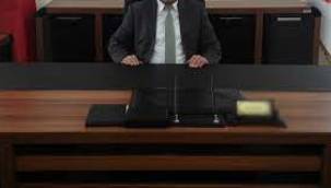 Olmayan kadroya şube müdür vekilliği yapan kişiyi kim koruyor?