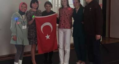 Letonyalı Öğretmenlere Türk Bayrağı