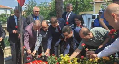 Şehit Öğretmen Şenay Aybüke Yalçın Kabri Başında Dualar İle Anıldı.
