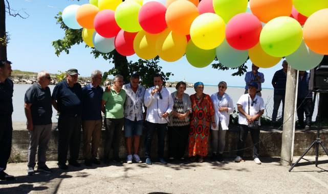 İş adamı, Avusturalya'dan ilçesine gelerek tesisler yaptırıp hediye etti