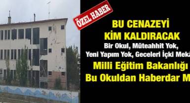 Harabe Bir Okulu Bekleyen Öğrenciler