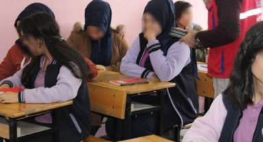 Lise öğrencileri, okulun tuvaletinde fare zehri içip toplu intihara kalkıştı