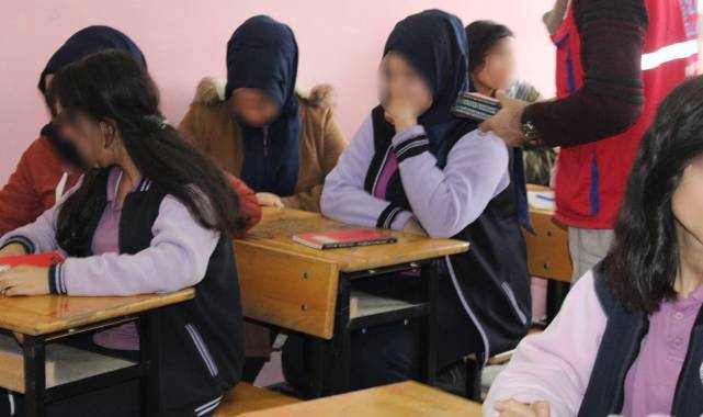 Lise öğrencileri, okulun tuvaletinde fare zehri içip toplu intihara kalkıştı