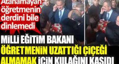 Milli Eğitim Bakanı atanamayan öğretmenin uzattığı çiçeği almamak için kulağını kaşıdı
