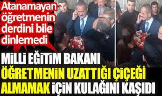 Milli Eğitim Bakanı atanamayan öğretmenin uzattığı çiçeği almamak için kulağını kaşıdı