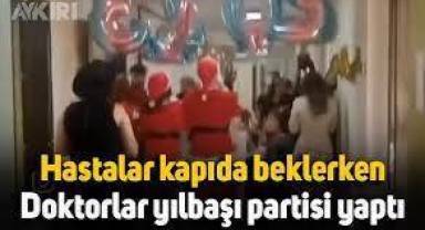 Doktorlar yılbaşı kutlaması nedeniyle hastaları kapıda bekletti