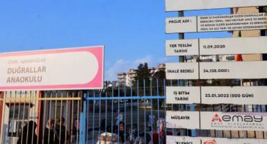 İzmir'de üç yıl önce yapımına başlanan okulun temeli çürümeye terk edildi