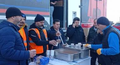 Yardım malzemeleri depremzedelere dağıtılıyor
