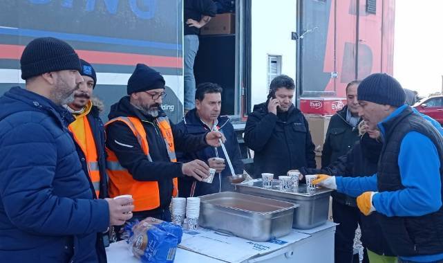 Yardım malzemeleri depremzedelere dağıtılıyor