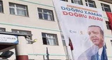 Okula Erdoğan'lı AKP afişi asıldı