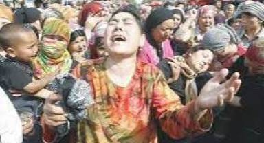 Pekin Uygurları aileleriyle tehdit edip bilgi toplamalarını istiyor: Zoraki casusun ardında Çin gölgesi