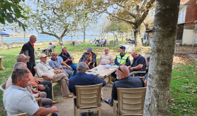 Akçakoca Jandarma Trafik Ekipleri Köylülere Trafik Konusunda Bilgi Verdi ve Soruları Cevaplandırdı