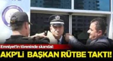 Emniyetin töreni mi AKP’nin töreni mi? İlçe başkanı polise rütbe taktı!