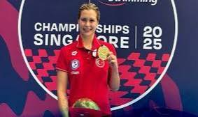 Milli yüzücü Defne Kurt tarih yazdı: 7 günde 5'inci dünya şampiyonluğu