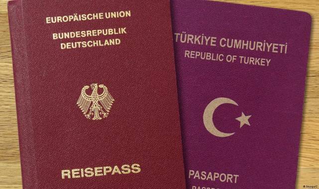 Almanya’da 1 Milyon 300 Bin Türk’ün 30 Bini Türk Pasaportuna Başvurdu