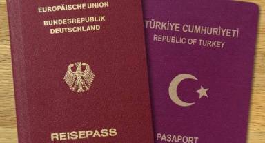 Almanya’da 1 Milyon 300 Bin Türk’ün 30 Bini Türk Pasaportuna Başvurdu