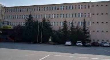 Öğretmen müdürü kovaladı