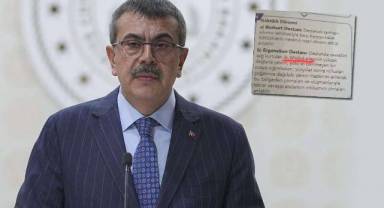 Türkiye'de ilk kez bir ders kitabı gece yarısı operasyonuyla değiştirildi