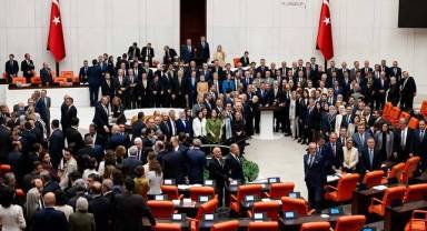 Toplumda PKK ve Bölücülere Af Yasası Mecliste Yüksek Oyla Kabul Edildi!