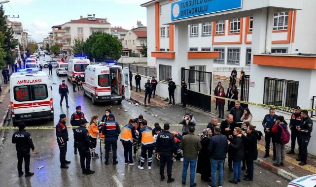 Manisa Turgutlu'da Okul Önünde Silahlı Saldırı: 11 Öğrenci Yaralandı