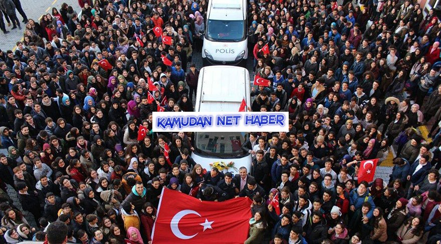 Öğrencilerden polislere Jest