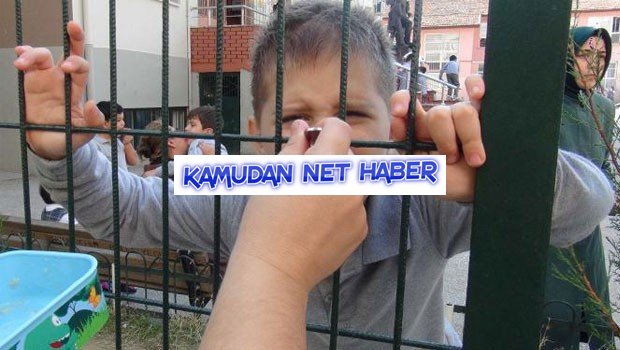 Okulda tel örgüler arasında yemek saati