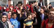 Bin 650 öğrenci tek bir okula yerleştirildi; ne sınıf, ne sıra, ne öğretmen var