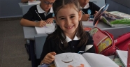 Fazla övgünün öğrenciye faydası yok