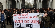 İÜ öğrencileri yeni rektörü protesto etti!