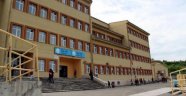Okulun 3'üncü katından atlayarak intihara kalkıştı