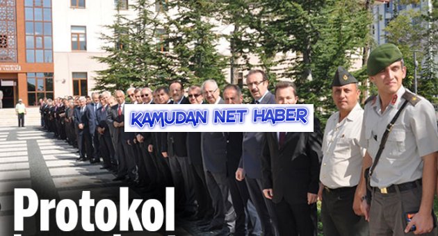 Yeni Vali'yi karşılama kuyruğu!