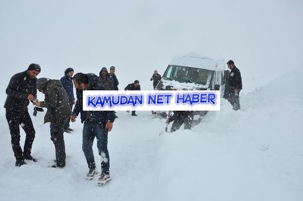 Yüksekova'da tipide mahsur kalan öğretmenler kurtarıldı
